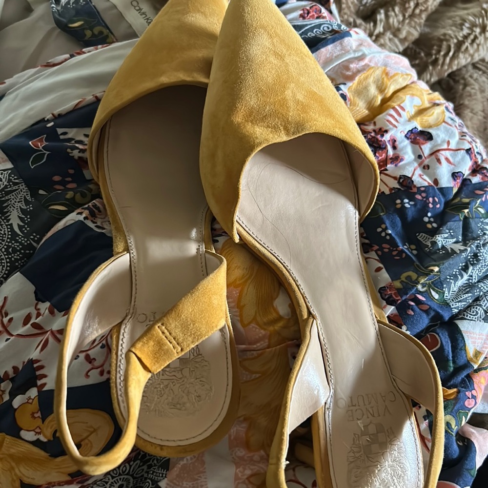 DONATE SALE! Vince Camuto golden mustard sling backs Sz 9. TRENDING COLOR